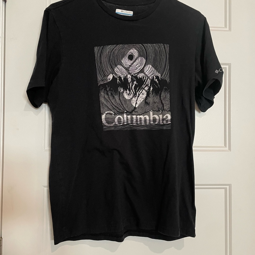 3/$20 Columbia Black Graphic T-Shirt for Men